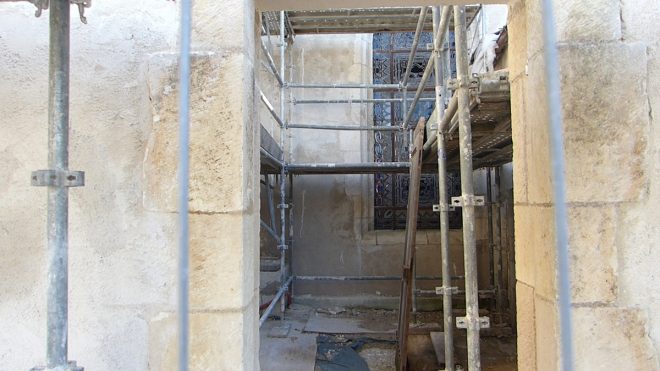 Ars-en-Ré - Travaux église - Linteau porte sacristie - 9 mai 2017