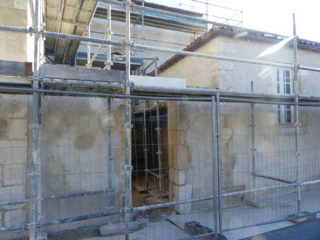 Ars-en-Ré - Travaux église - Linteau porte sacristie - 9 mai 2017
