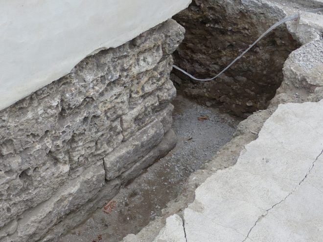 Eglise Ars-en-Ré - Dégagement des fondations - 7 septembre 2018