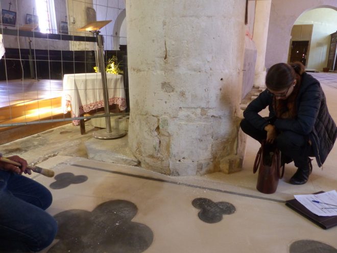 Eglise Ars - Sols intérieur et cabochons - Microfissures - 17 septembre 2018
