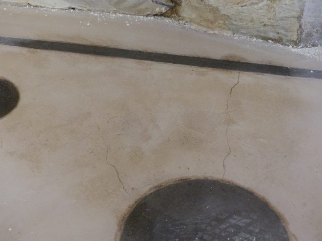 Eglise Ars - Sols intérieur et cabochons - Microfissures - 17 septembre 2018