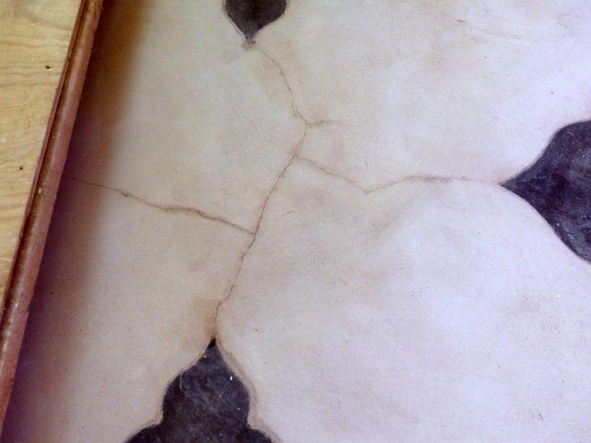 Eglise Ars - Sols intérieur et cabochons - Microfissures - 18 septembre 2018