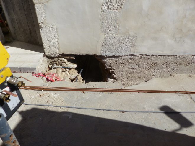 Eglise Ars - Travaux de drainage - Cour de la sacristie - 25 septembre 2018