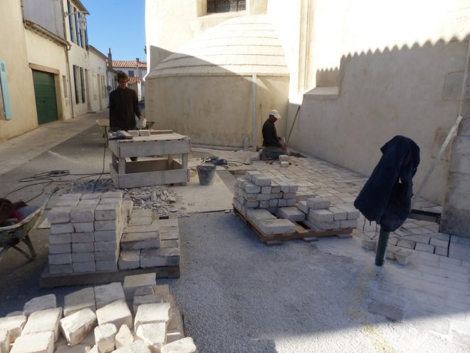 Eglise Ars - Travaux de drainage - Pose des pavages - 4 octobre 2018