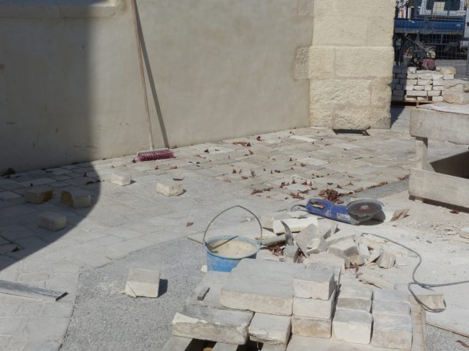 Eglise Ars - Travaux de drainage - Pose des pavages - 8 octobre 2018