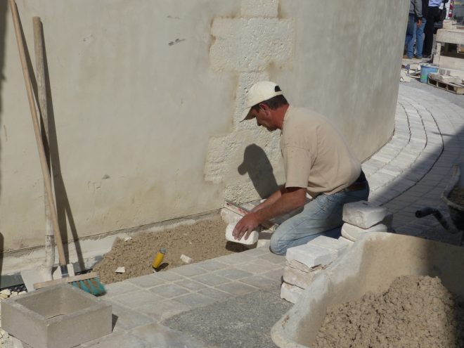 Eglise Ars - Travaux de drainage - Pose des pavages - 8 octobre 2018