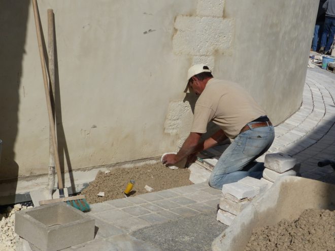 Eglise Ars - Travaux de drainage - Pose des pavages - 8 octobre 2018
