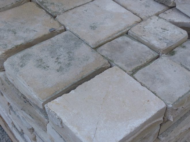 Eglise Ars - Travaux de drainage - Pose des pavages - 8 octobre 2018