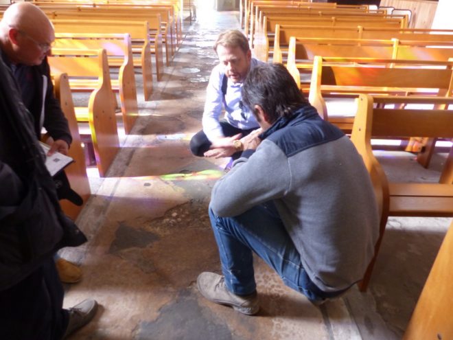 Eglise Ars - Sols intérieur et cabochons - Microfissures - 8 octobre 2018