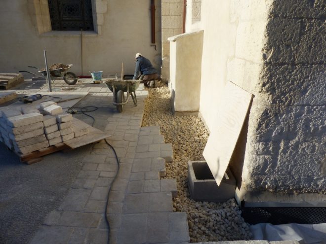 Eglise Ars - Travaux de drainage - Pose des pavages - 23 octobre 2018