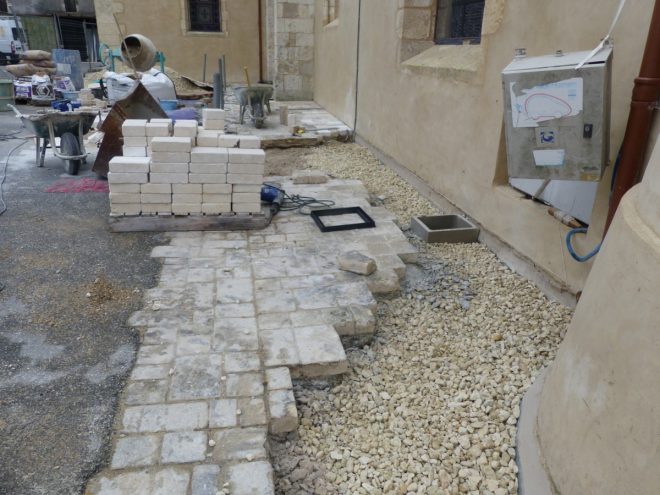 Eglise Ars - Travaux de drainage - Pose des pavages - 29 octobre 2018