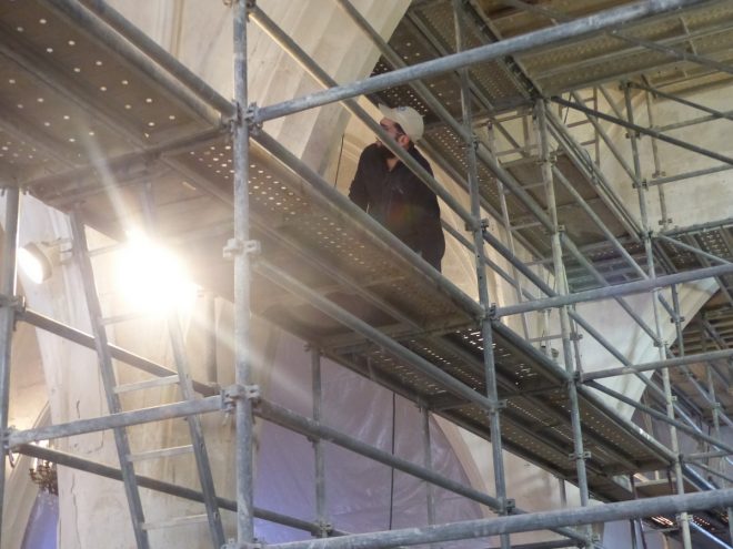 Eglise Ars - Grattage des murs du choeur- 15 novembre 2018