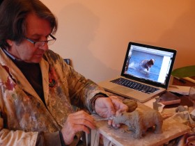 Bernard sculpte un ours