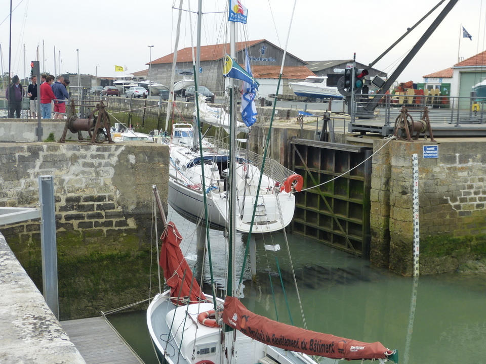 Bateau coincé dans l'écluse - Ars-en-Ré -Fête de la sardine et du port 2013