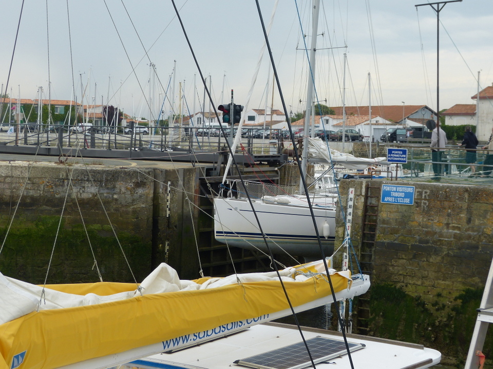 Bateau coincé dans l'écluse - Ars-en-Ré - Fête de la sardine et du port 2013