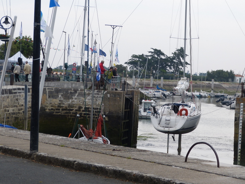 Bateau coincé dans l'écluse - Ars-en-Ré - Fête de la sardine et du port 2013
