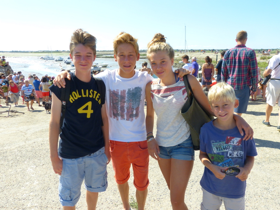 Les jeunes avant la course dans la vase