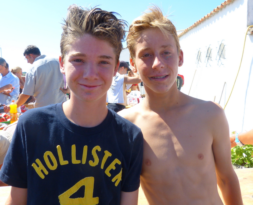 Les jeunes après la course dans la vase