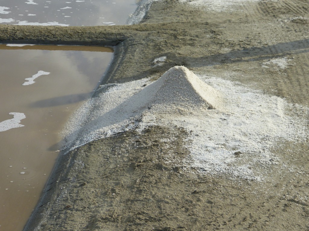Tas de sel sur le chemin du marais salant