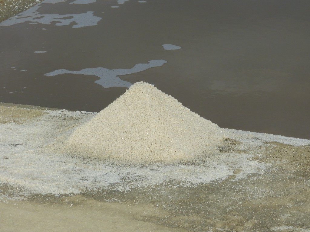 Tas de sel sur le chemin du marais salant