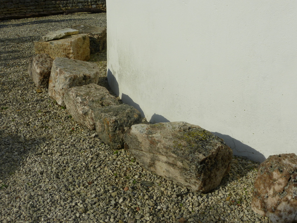 Loix - Moulin de l'Abbaye - Meules dormantes